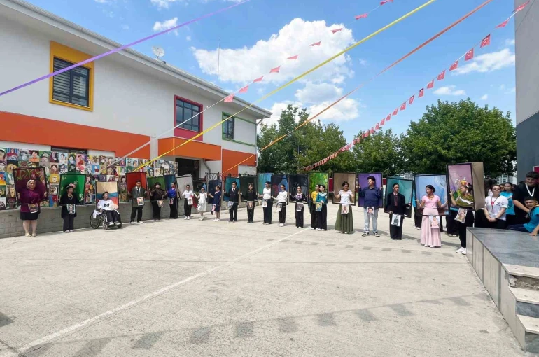 Frida Kahlo’nun eserleri, Bursa’da canlı tabloya dönüştü
