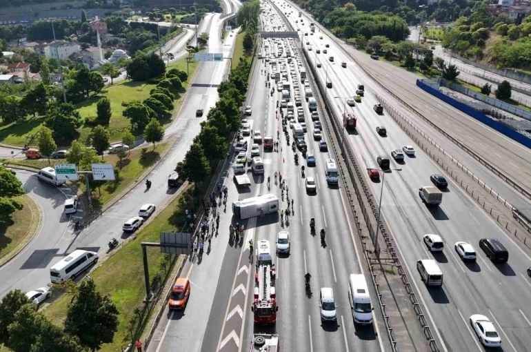 FSM köprü çıkışında banka personelini taşıyan midibüs devrildi: 21 yaralı