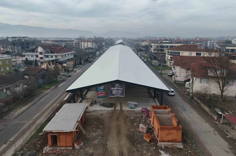 Fuar alanı ve tuhafiyeciler pazaryerinde yoğun tempo