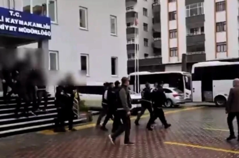 Fuhuş operasyonunda 13 kişi tutuklandı