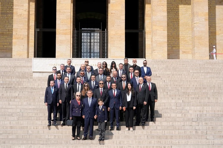 Galatasaray Başkanı Dursun Özbek, kurullarıyla birlikte Anıtkabir’i ziyaret etti