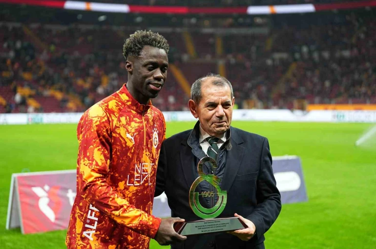 Galatasaray’da 100. maçına çıkan Davinson Sanchez’e plaket verildi