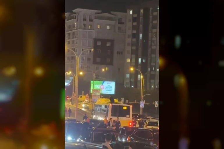 Galibiyet kutlamalarında Galatasaylı taraftar otobüsün üzerinde yolculuk yaptı