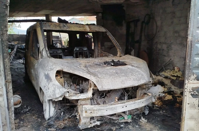 Garajda alevlere teslim olan 2 araç ve motosiklet kullanılmaz hale geldi