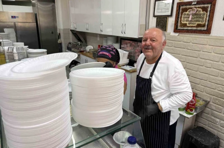 Gariban pilavcısı ‘Haluk Baba’ öğrencilerin ve dar gelirlilerin uğrak noktası