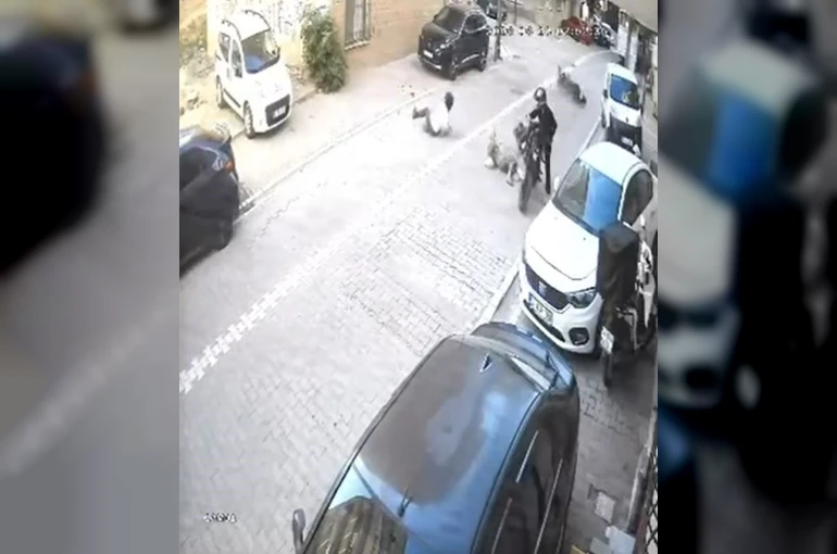 Gaza fazla basınca motosiklet ön kaldırarak ileri fırladı, yoldan geçen kadına çarptı