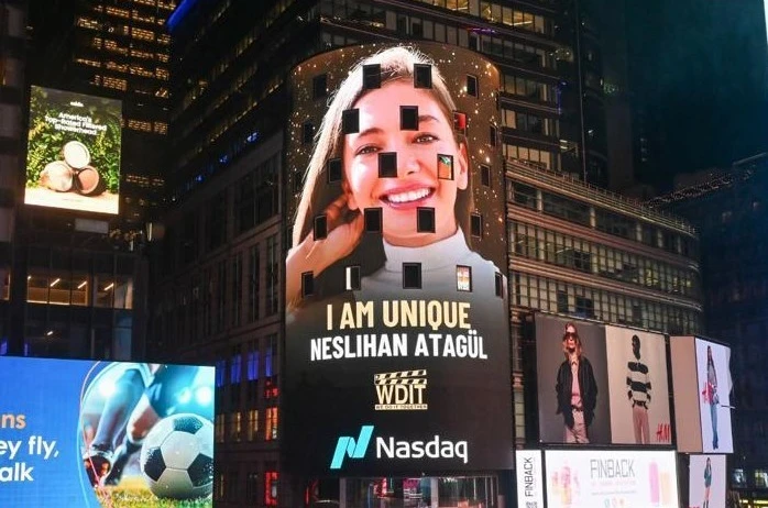 Gazeteci Aslıgül Atasagun ve oyuncu Neslihan Atagül’ün yer aldığı "I AM" kampanyası New York’u aydınlattı