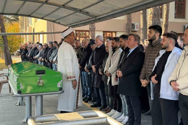 Gazeteci Çetinkaya’nın eşi Esra Çetinkaya son yolculuğuna uğurlandı