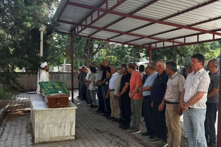 Gazeteci Sözeri’nin annesi son yolcuğuna uğurlandı