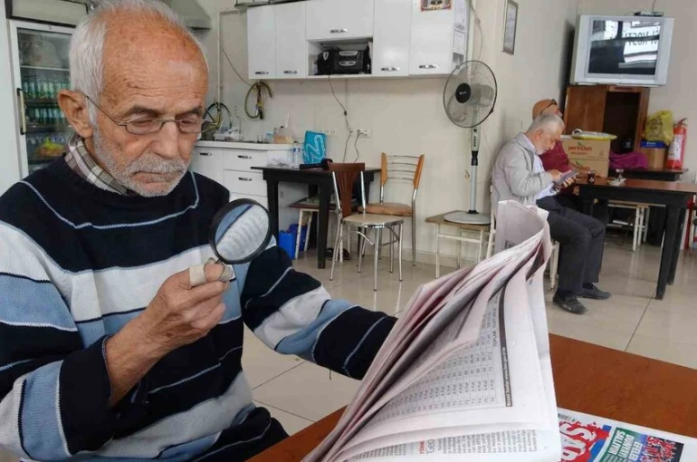 Gazeteleri büyüteçle okuyor