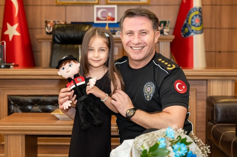Gazi kızına yunus polis bebeği hediye edildi