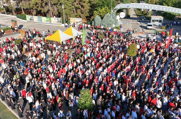 Gazi Şehirliler Milli heyecanı üniversite meydanında yaşadı