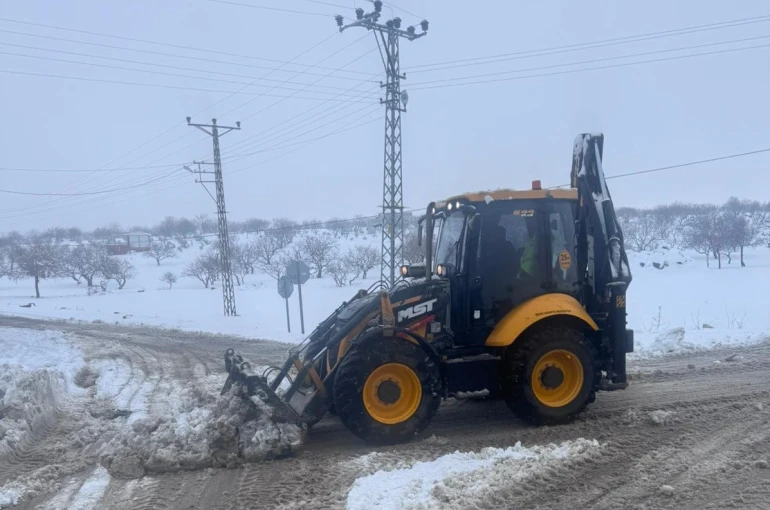 Gaziantep Büyükşehir’den köy yollarında yoğun karla mücadele