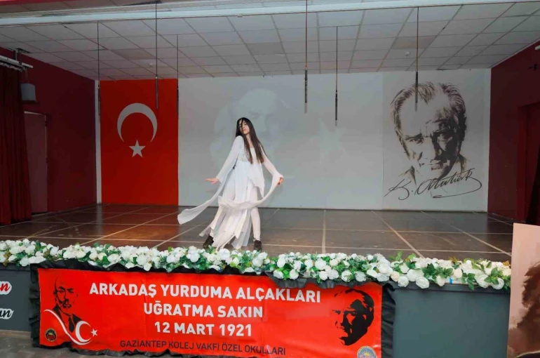 Gaziantep Kolej Vakfı Özel Okulları öğrencileri bayrak alkışı