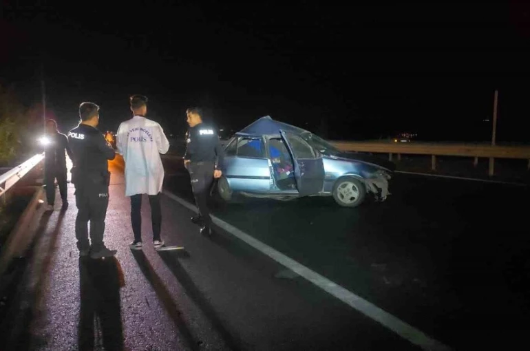 Gaziantep’te 2 otomobil çarpıştı: 1’i ağır 2 yaralı