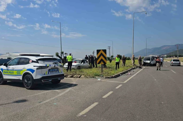 Gaziantep’te 2 otomobil kavşakta çarpıştı: 1 yaralı
