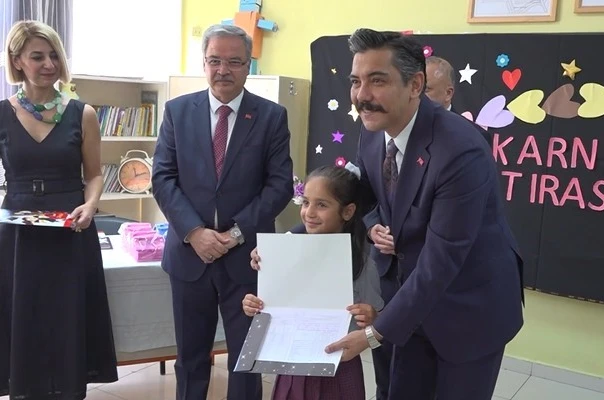 Gaziantep’te 680 bini aşkın öğrenci karne heyecanı yaşadı