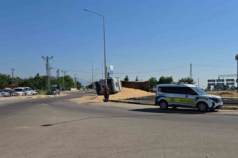 Gaziantep’te arpa yüklü tır kavşakta yan yattı: 1 yaralı