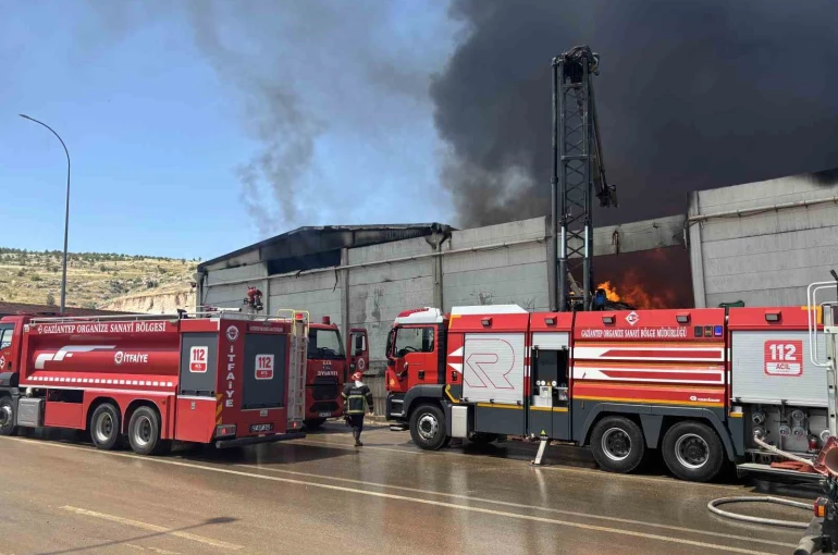 Gaziantep’te fabrika yangınına müdahale sürüyor