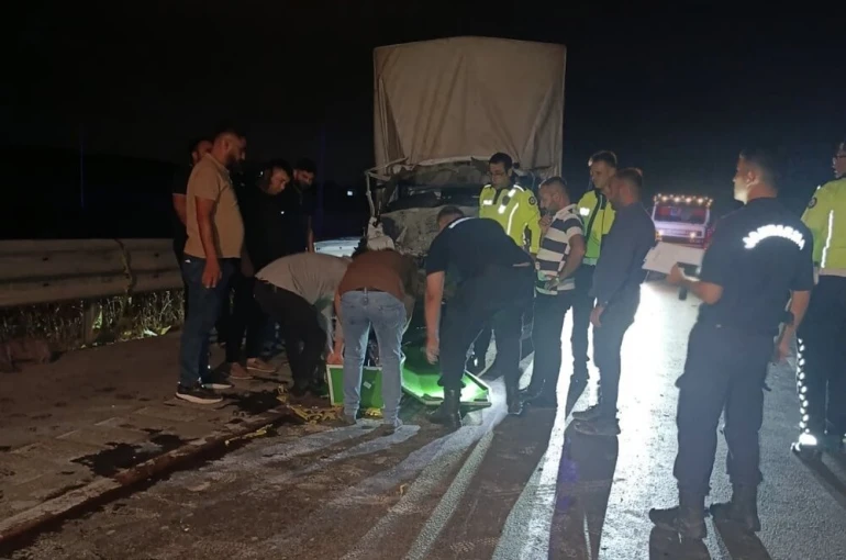 Gaziantep’te kamyonet kamyona arkadan çarptı: 1 ölü, 1 ağır yaralı