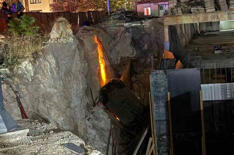 Gaziantep’te kaza sonrası savrulan araç inşaat çukuruna uçtu: 2’si ağır 3 yaralı