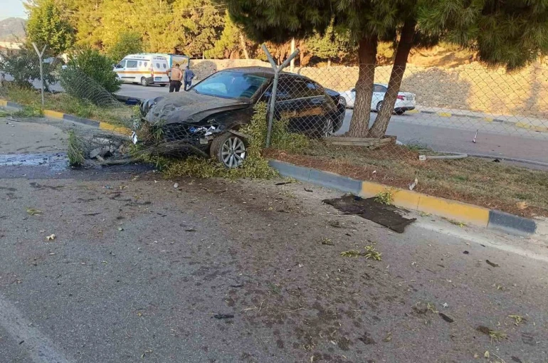 Gaziantep’te kontrolü kaybolan otomobil refüje çıktı: 1 yaralı