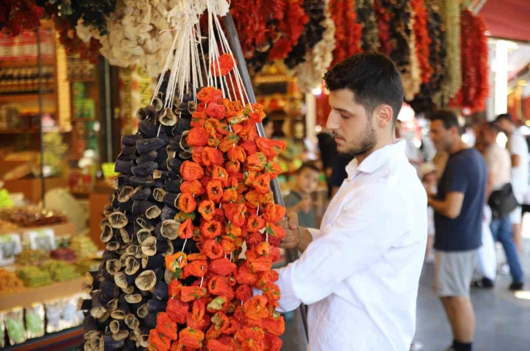 Gaziantep’te kurutmalık sebzeler tezgahlarda yerini aldı