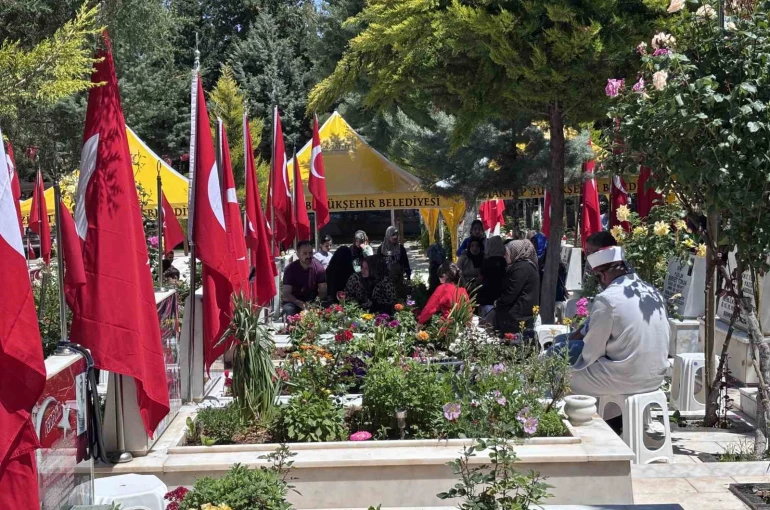 Gaziantep’te mezarlıklar ve şehitlikler Arefe günü doldu taştı