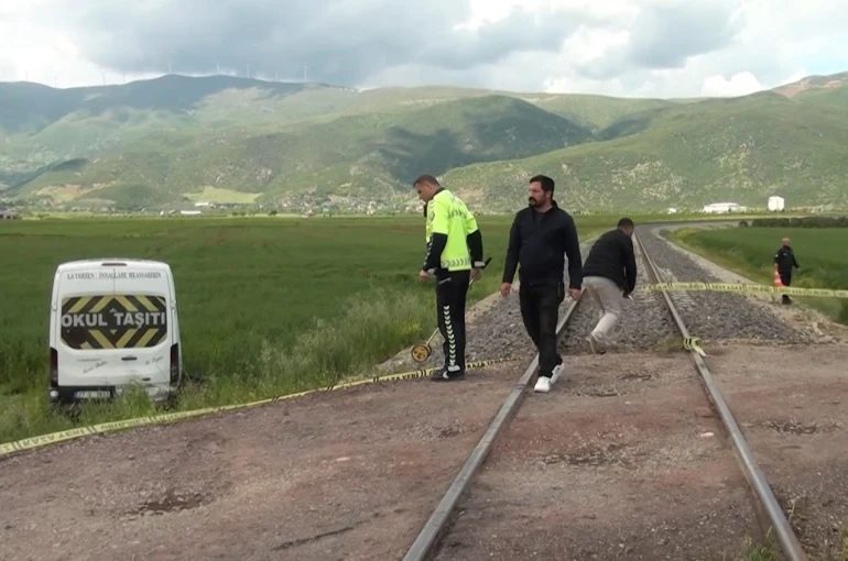 Gaziantep’te öğrenci servisine tren çarptı: 13 öğrenci hafif yaralandı