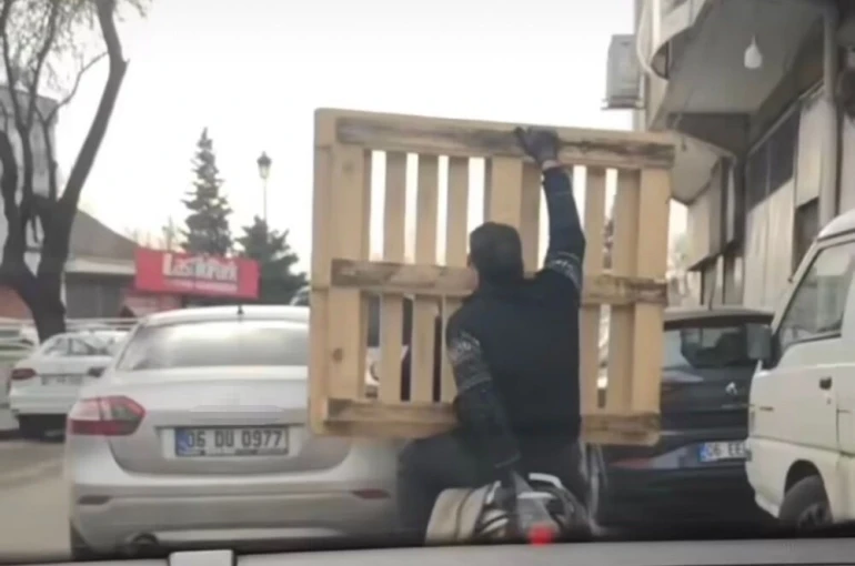 Gaziantep’te tehlikeli yolculuk: Motosiklet üzerinde palet taşıdı