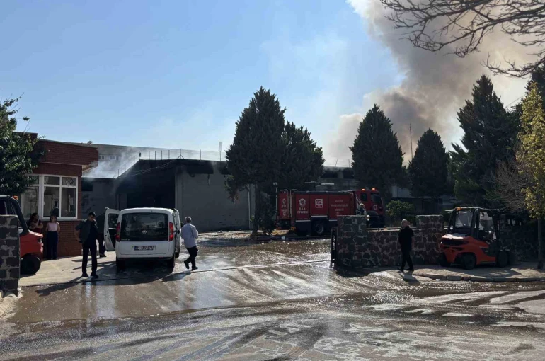 Gaziantep’te tekstil fabrikasında yangın: Ekiplerin müdahalesi sürüyor