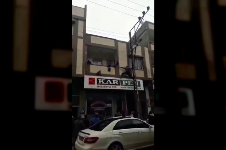 Gaziantep’te yürekleri ağza getiren an: Balkonda asılı kalan çocuğu kurtardı
