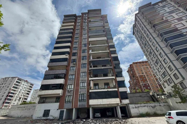 Gaziantep’teki ’süper hücre’ balkon duvarlarını yıktı, camları patlattı