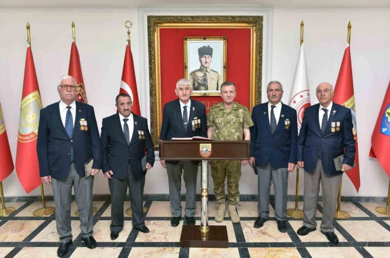 Gazilerden 3’ncü Ordu Komutanı Altuğ Paşa’ya hayırlı olsun ziyareti