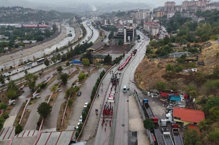 Gazilerin yürüyüşüne 50 metrelik Türk bayrağıyla destek