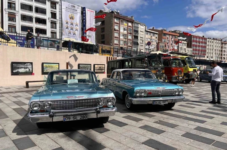 Gaziosmanpaşa Belediyesi nostalji araba tutkunlarını bir araya getirdi