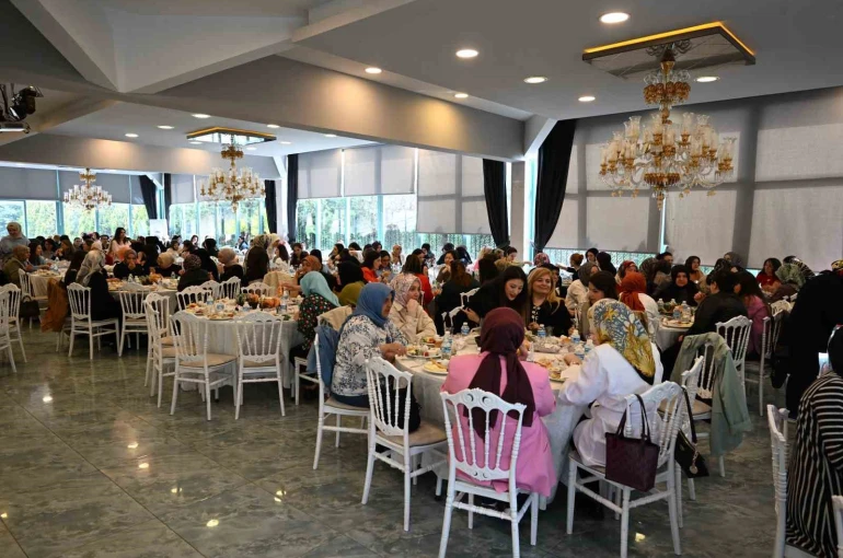Gaziosmanpaşa’da Anneler Günü buluşması: Kadın personel kahvaltı programında bir araya geldi