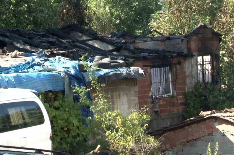 Gaziosmanpaşa’da iki gecekondu alevlere teslim oldu