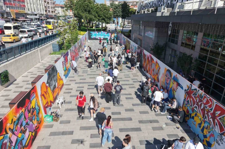 Gaziosmanpaşa’da "Sokak Stili Graffiti Festivali" renkli görüntülere sahne oldu