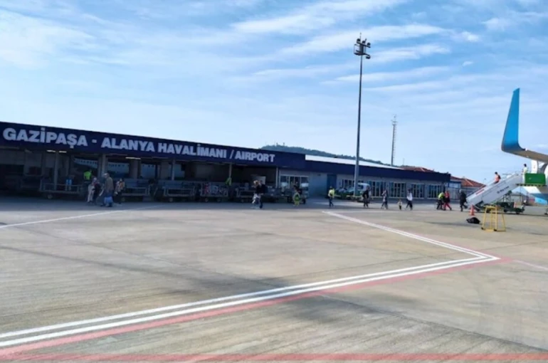 Gazipaşa-Alanya Havalimanı’nda rüzgar nedeniyle bazı uçuşlar iptal edildi