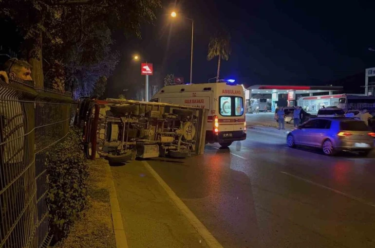 Gazipaşa’da devrilen kamyonetin sürücüsü ve eşi yaralandı