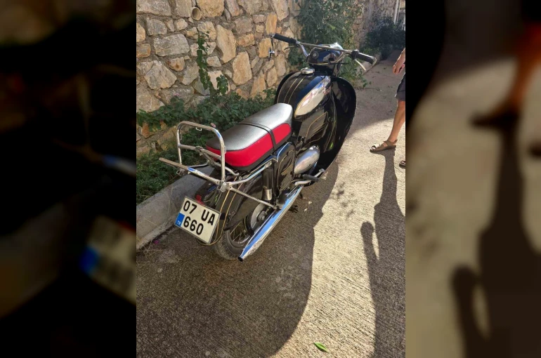 Gazipaşa’da mıcırda kayan motosiklet devrildi: 2 yaralı