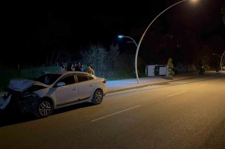 Gazipaşa’da park halindeki otomobile çarpan sürücü kaçtı