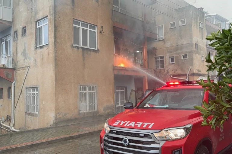 Gazipaşa’da üç katlı evin ikinci katında yangın çıktı