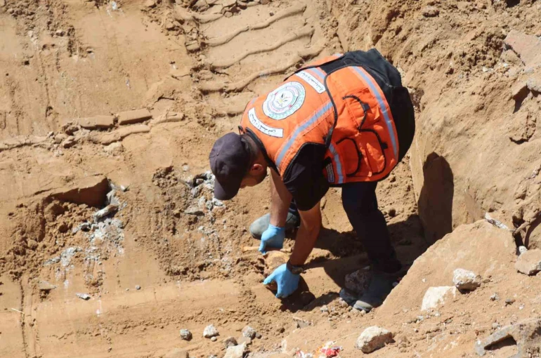 Gazze’de İsrail askerleri mezarlığı dağıttı, onlarca cenaze birbirine karıştı
