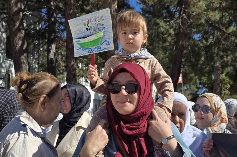 Gazze’de yaşanan zulmün yıl dönümünde sessiz yürüyüşle İsrail protestosu
