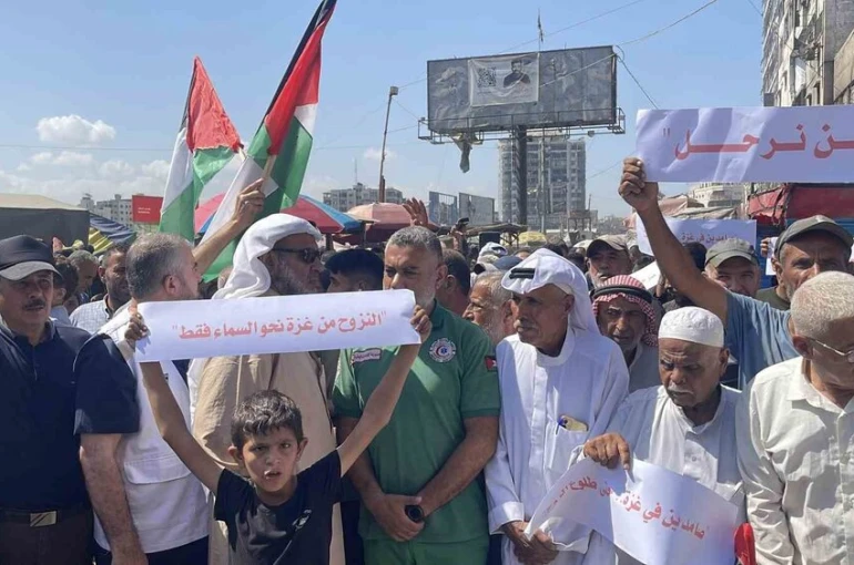 Gazzeliler, İsrail’in sivilleri göçe zorlama planına tepki için "Kefen Yürüyüşü" düzenledi