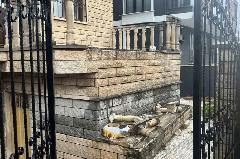 Gebze 14 yaşındaki çocuğun üzerine beton korkuluk düştü