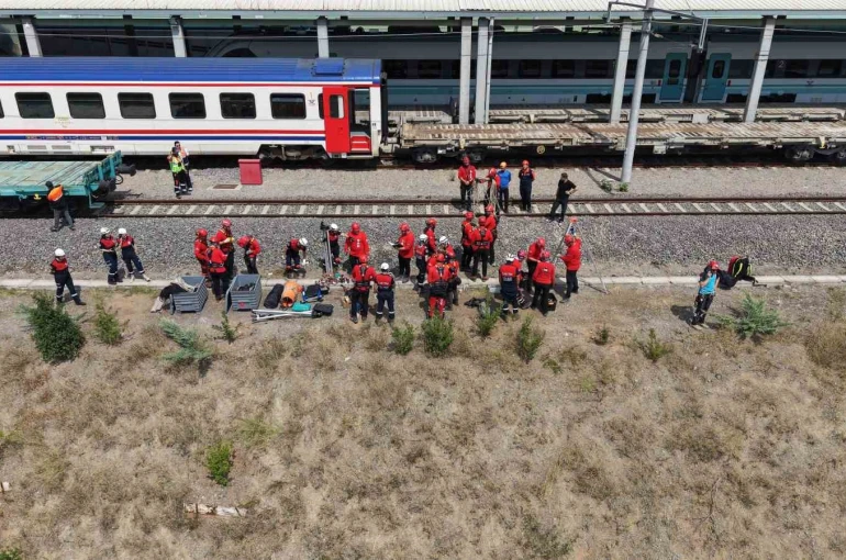 Gebze’de arama kurtarma ekiplerinden tren kazası tatbikatı