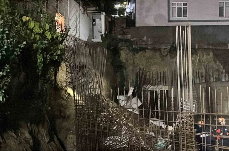 Gebze’de inşaat temeli yanındaki müstakil evin duvarı çöktü, 4 kişilik aile tahliye edildi